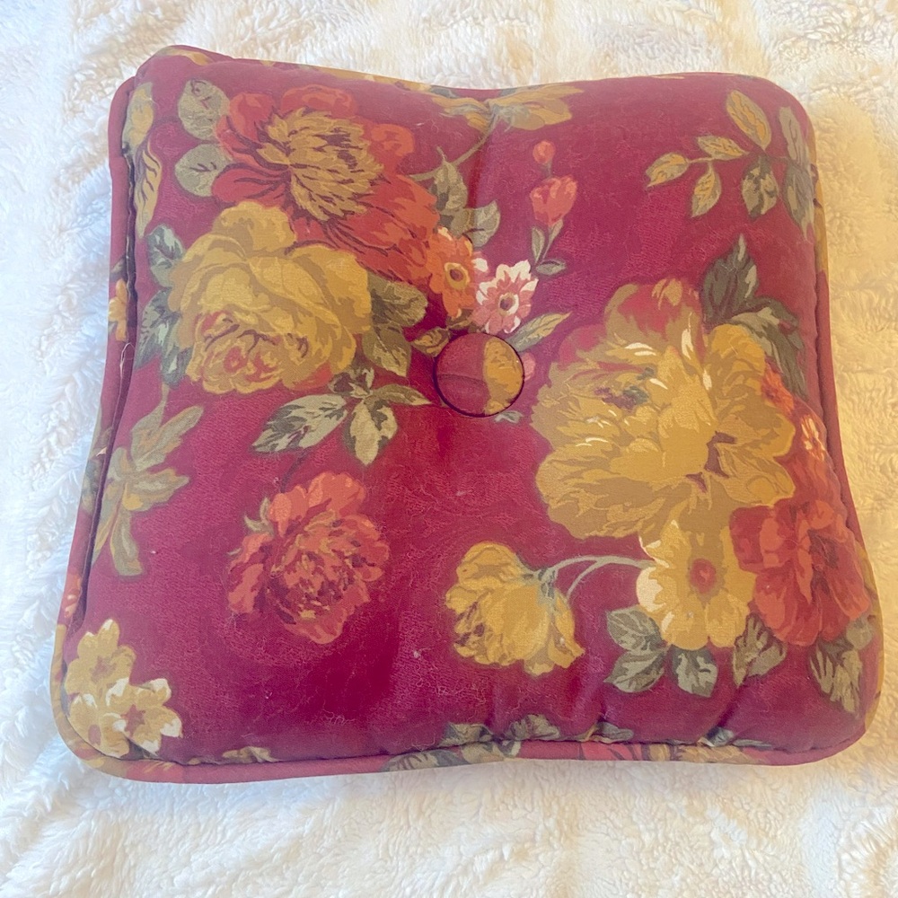 Floral Vintage inspired pillow 💐